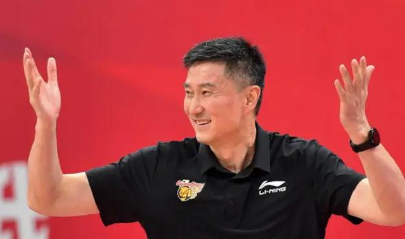 你得承认，中国篮球最好的本土教练就是杜锋。

与上海的三番战，取胜的广东完全凸显