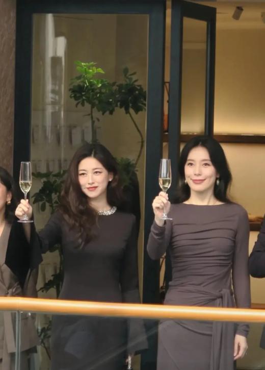 朱珠的美貌向来亮眼，可这次同框，旁边那位女性的气场实在太足——一对比，美貌上朱珠