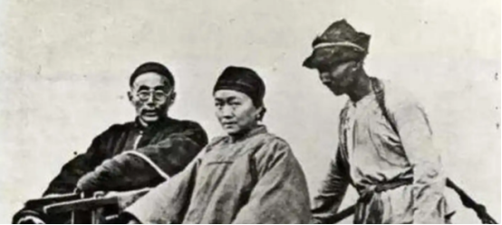 1939年，一位地主热心接待了300名八路军让他们在家休养，没想到，八路军刚待了