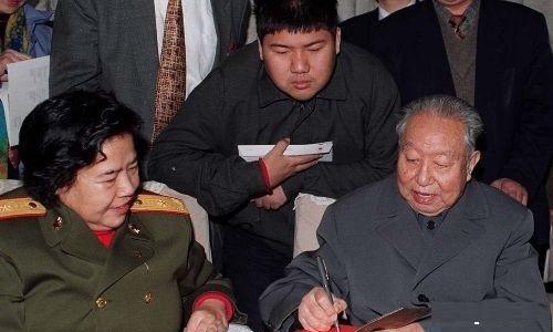 华国锋的工作节奏从未因压力而缓慢，反而愈发坚定和沉着。1978年的冬天，北京的空