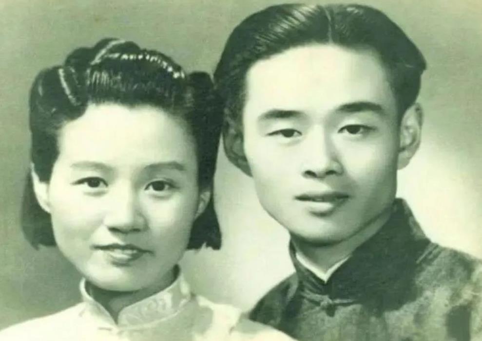 1944年，翻译巨匠朱生豪因肺结核一病不起，一个月后，他的大小便失禁，到了半夜他