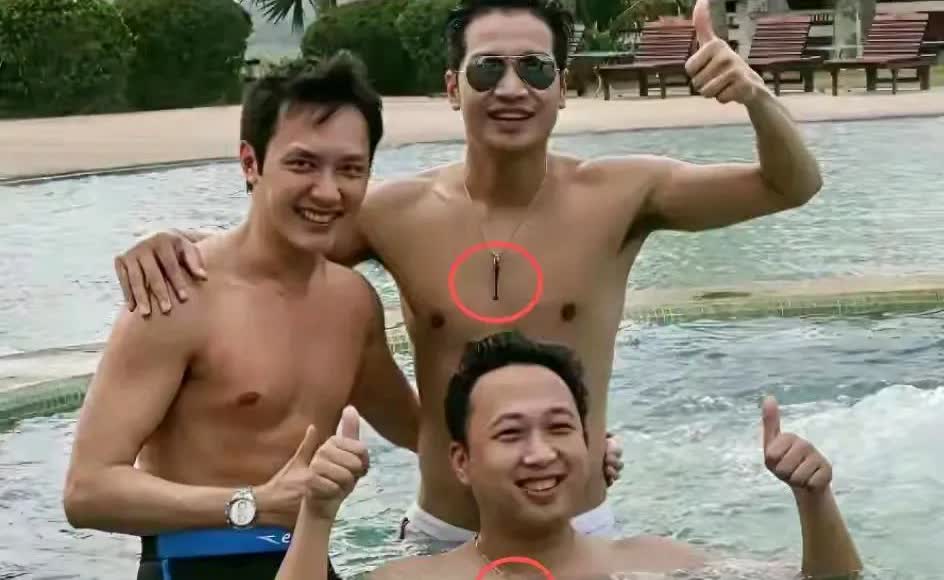 网友扒出早年何晟铭于正多张合照，意外发现两人连项链都是“1”和“0”？