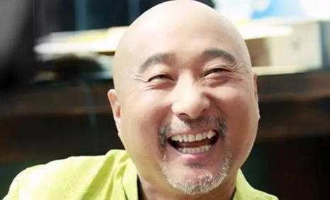 一次节目中，杨澜问陈佩斯：“以你的名气参加商演和综艺，都比话剧赚钱多啊！”陈佩斯