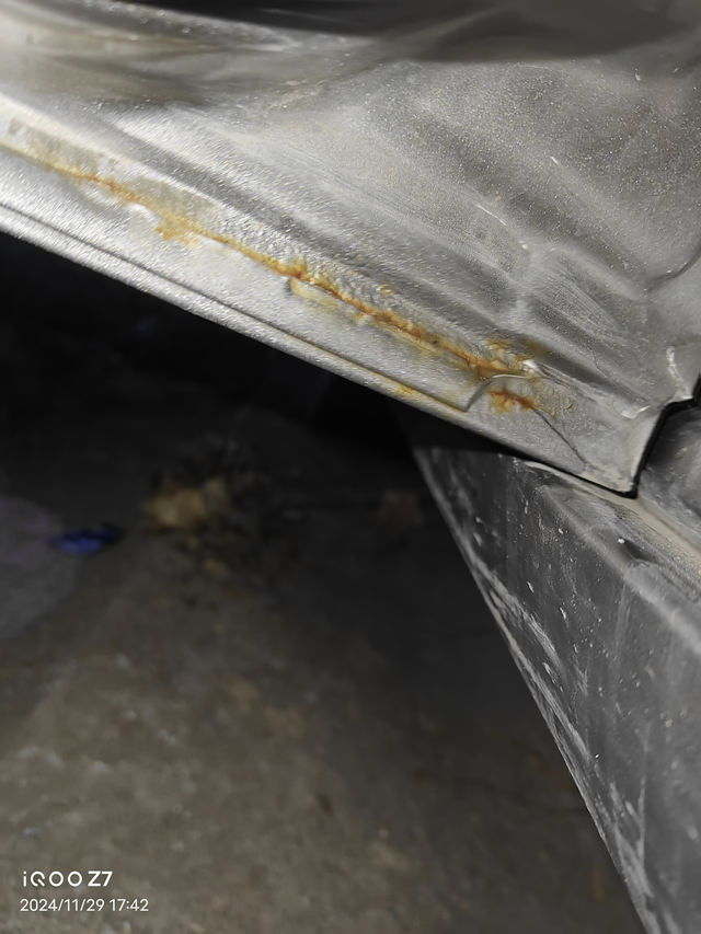 3年9个月帝豪
大家看这是不是锈了，锈了的话开个十年没问题吧