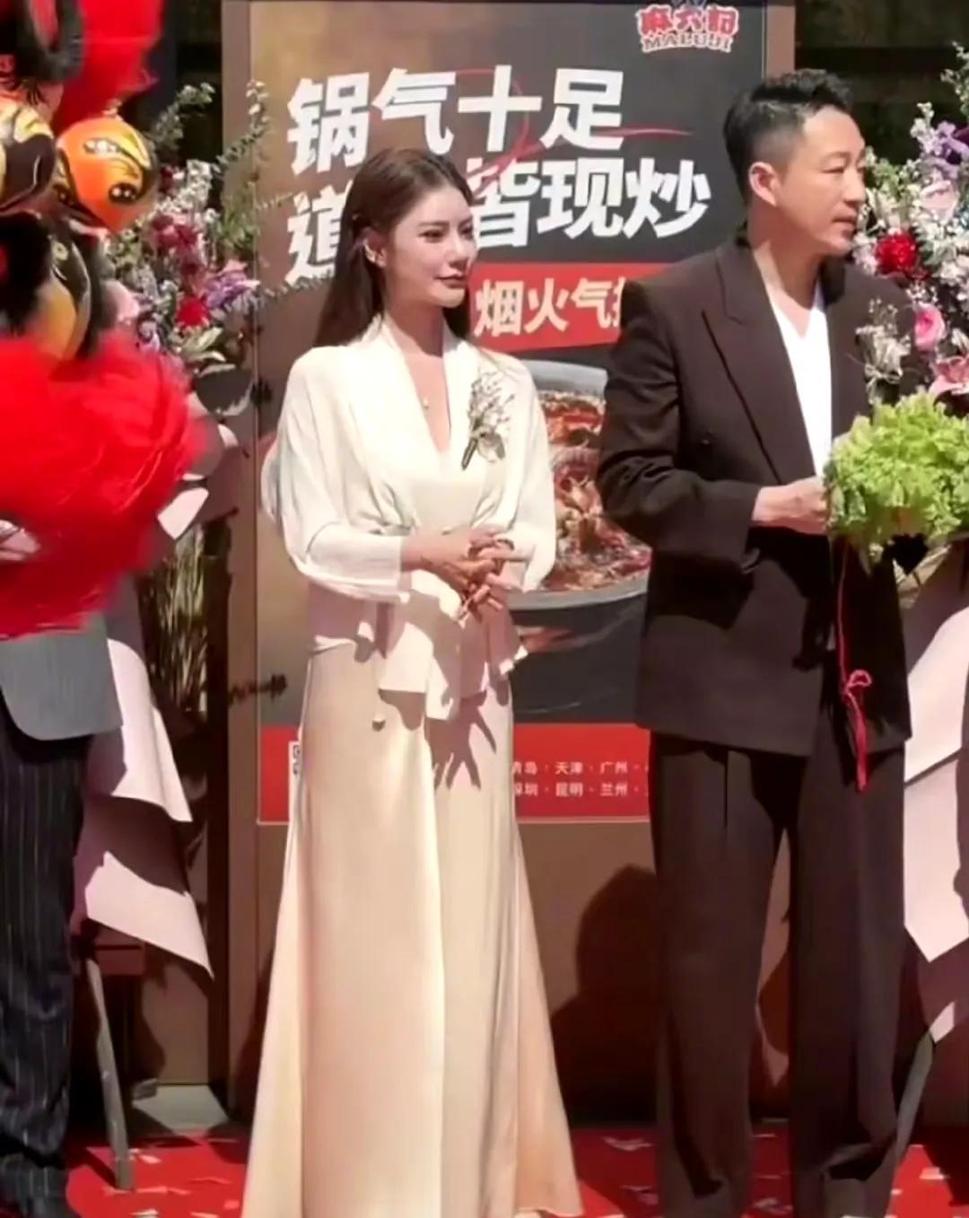 物是人非啊，目前看马筱梅比较旺夫，汪小菲情绪也稳定了不少。 ?