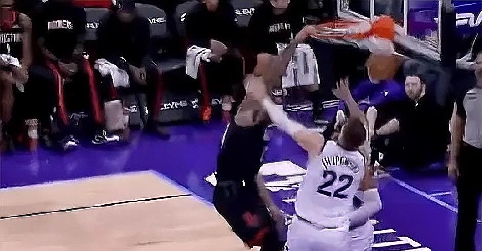 火箭老将亚当斯真是太猖狂了！在今日火箭迎战爵士的第三节比赛中，亚当斯先是在防守端