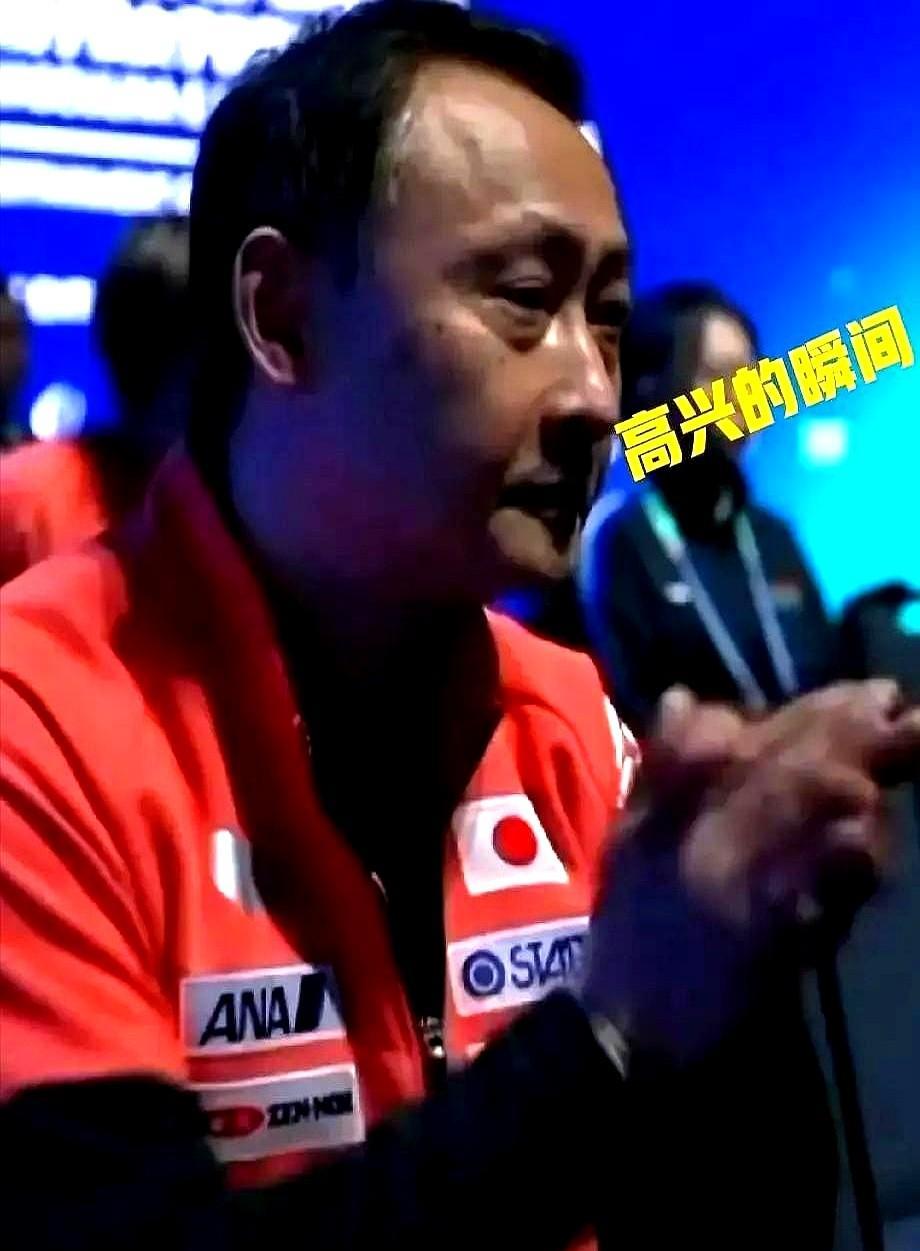 一场比赛，比运动员更出圈的竟是教练。
他一个人，就演了一整场的情绪大戏。
张本智