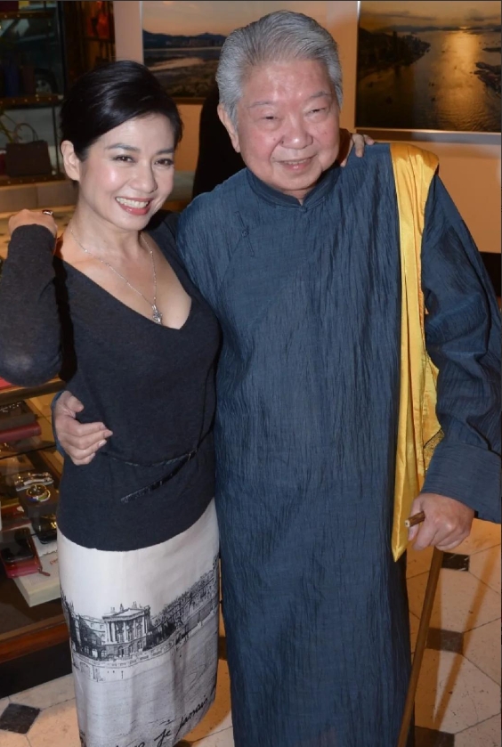 蔡澜生前和女记者合影，突然搂紧对方的腰，去世3天被怼：性骚扰