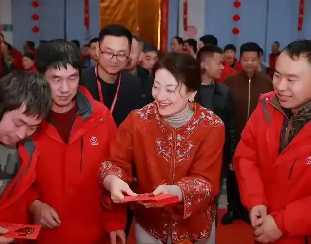 43岁的宗馥莉估计不会结婚了？感觉她把自己嫁给了娃哈哈？这一切都是因为她的爸爸，
