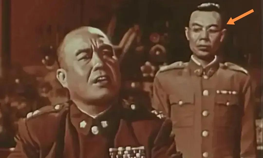 八一厂拍摄的故事片《战上海》开场不久，便有一场国军将领的作战会议。除了“汤云甫（