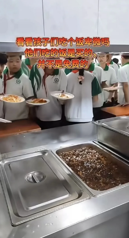倒反天罡！学生打饭遭呵斥，网友怒骂：付钱吃饭还得看脸色？ 

近日，某高校食堂内