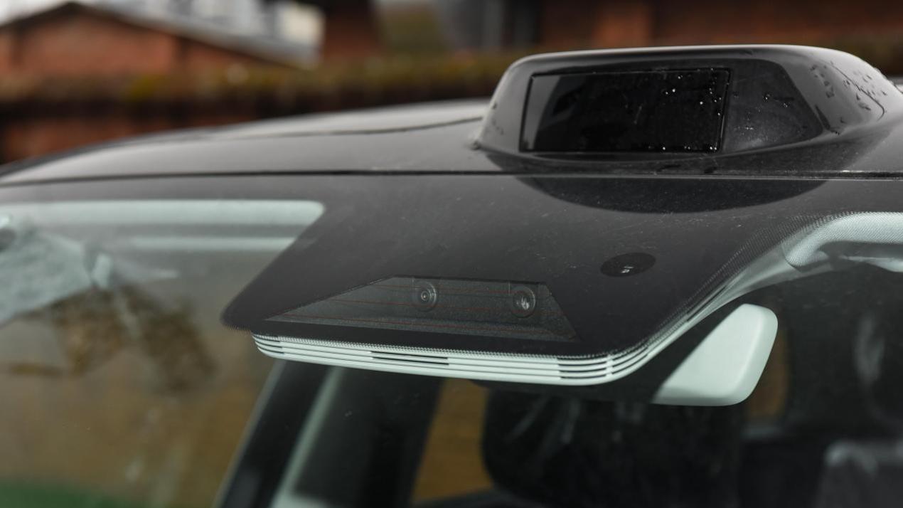 零跑C10这匹黑马为何如此受欢迎？试驾完后感受：都把肉埋进饭里