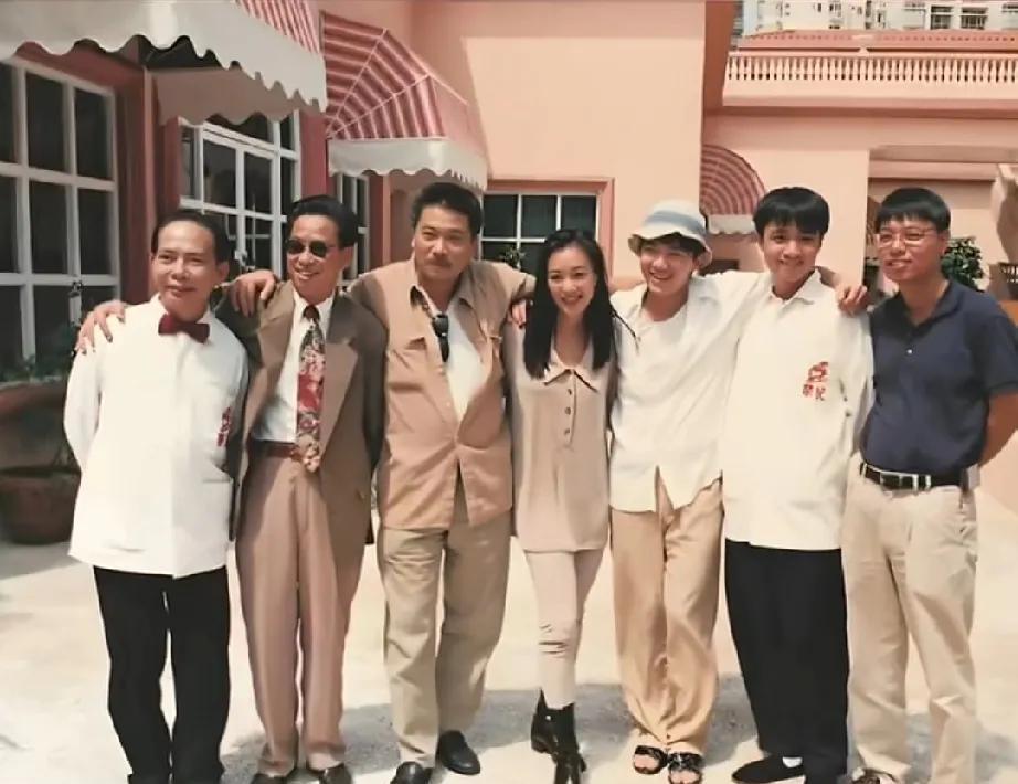 1994年，破坏之王电影拍摄期间，几位剧组人员的合影，左起分别是：黄一飞、黎彼得