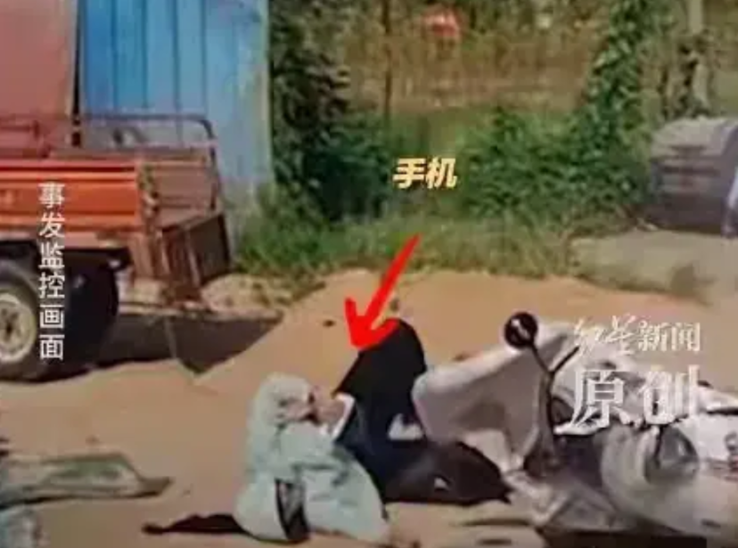 各打三十大板？湖北孝感，男子驾车正常行驶，一女子单手骑电动车迎面而来，在距离男子