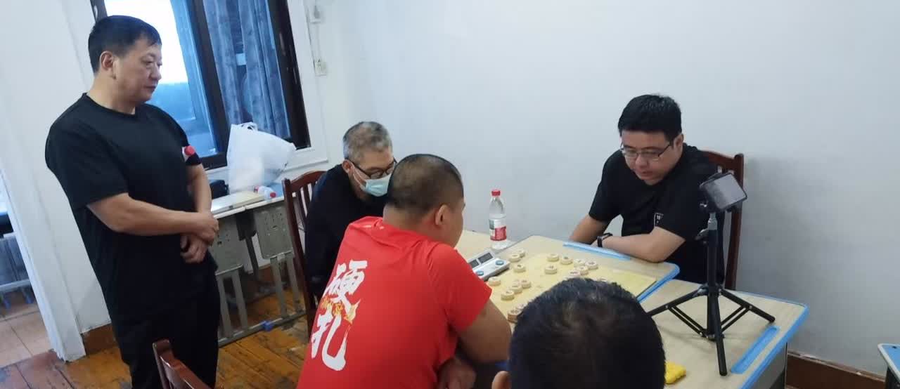 江湖棋坛再现番战，湘籍省冠刘泉对抗广东十虎朱少钧十番在郴州棋院收官。
刘泉作为