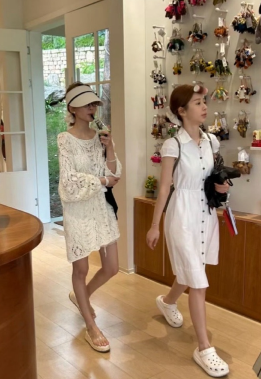 网友逛街偶遇赵露思，这个身材真的很适合拍戏上镜啊！ ​​​