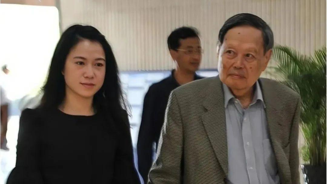 杨振宁翁帆家庭聚会，豪宅内景首曝光，48岁翁帆一旁做陪