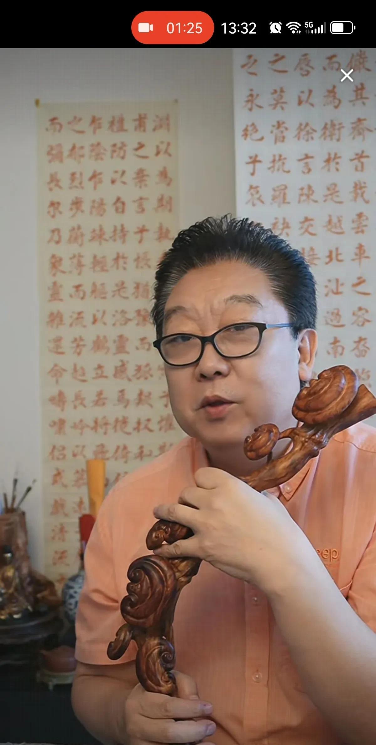 郑健是中国广播说唱团的一级演员，他的师父是相声名家李伯祥先生。
郑健原来是天津曲