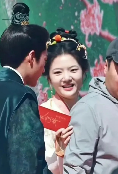 昨天任敏新剧开机被嘲“胖”，她今天上班就穿了显身材的衣服，不过还是被吐槽：身材很