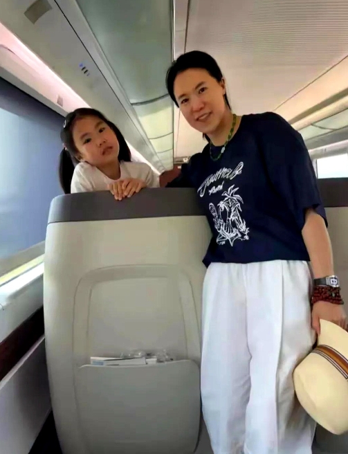 张怡宁是一个一点也不需要别人羡慕自己的女人，就算参加李隼女儿的婚礼，可以让徐威陪
