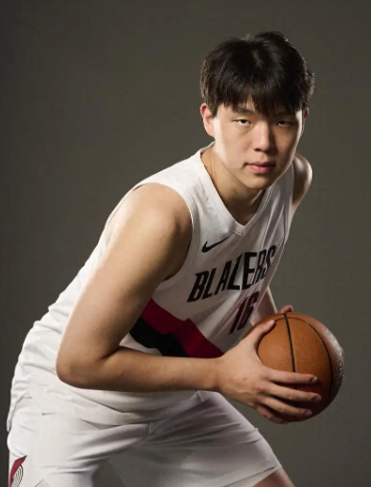 个人认为杨瀚森还是应该优先练面框和脚步
三分对于中锋应该是加分项而不是必须项，这