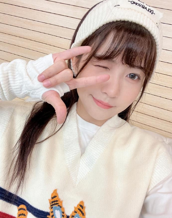 赖美云晒九宫格练习室自拍，俏皮可爱满满少女心