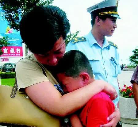 熙攘街巷，儿子走丢的刹那，女子如坠冰窖，大哭之声划破喧嚣，而城管恰似那束穿透阴霾