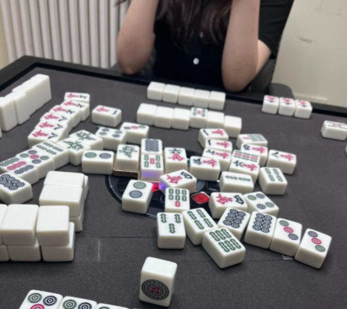 广西，一女子应牌友邀约打麻将，凌晨2点女子等另两名牌友离开后，她说太累了，想借宿
