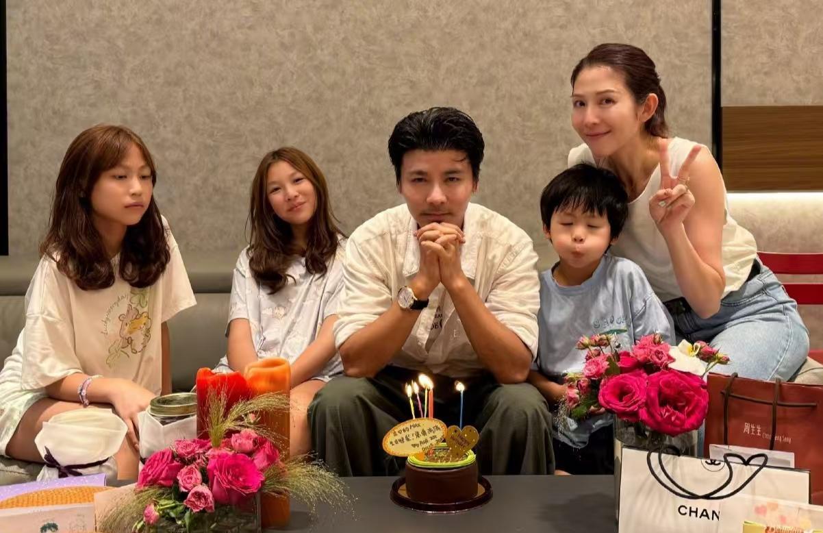 蔡少芬给张晋过第22个生日，全家福曝光，亮点满满。
娘娘家的两位公主，一位像娘娘