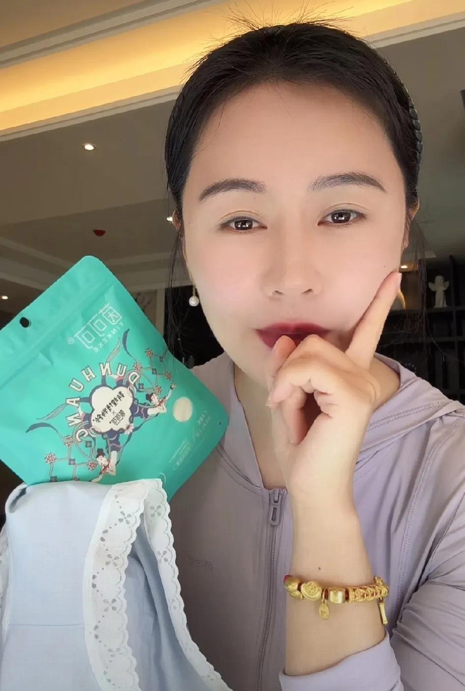 相宜今天开播了！直播间里，相宜正在讲解产品，刚刚卖的货品是女士内裤。39.9元8