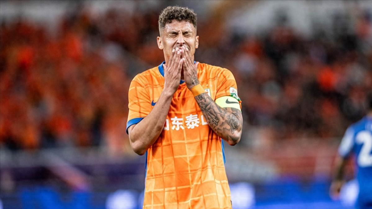 头槌绝杀+战术完败！申花客场1-0掀翻泰山登顶，崔康熙换人争议引爆舆论！