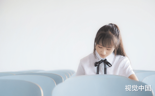 我被扔在沙漠渴死后，抢走指南针的校花却疯了……