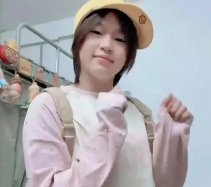 我给奶奶看了全红婵的近照，
奶奶眯着眼看了半天，
突然说了一句话，给我逗笑了