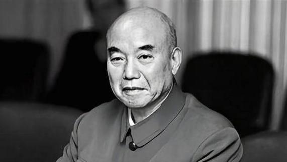 有人提醒处长蔡铁根，把问题推给萧克保过关，蔡怒：肖部长没错啊