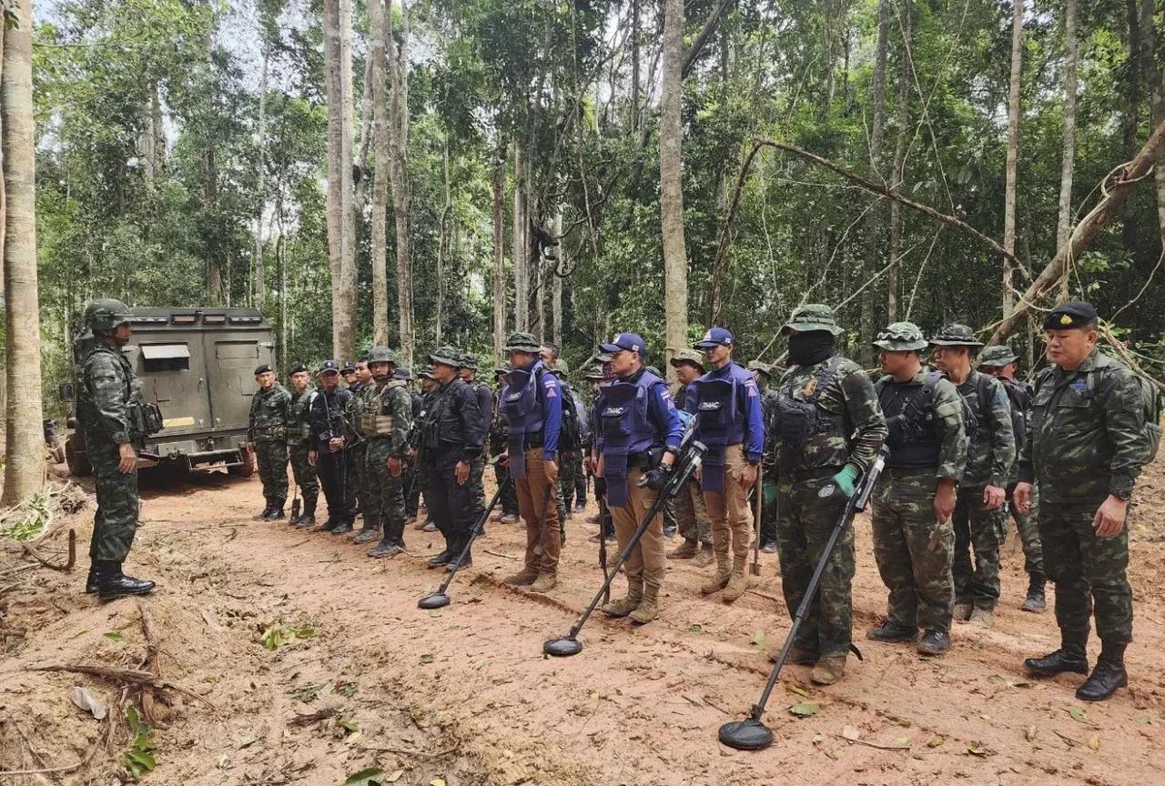 【柬泰冲突专题：泰国出动6架F-16空袭了柬埔寨对面部队营地】
曼谷时间2025