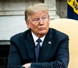 ·美国这次加关税表面冲着中国来，结果却给咱们送了个大礼包，美国消费者成了才最大受