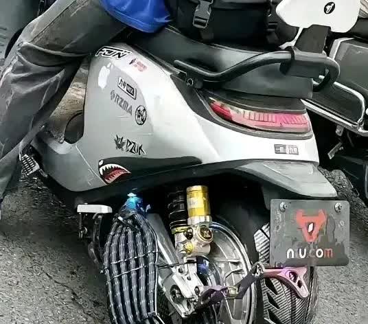 你看这电动车轮子上怎么那么多线啊
有点与众不同啊！看起来非常厉害的样子
有没