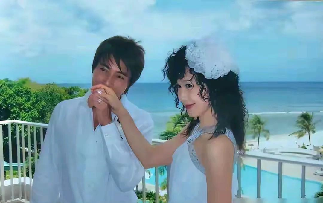 吕颂贤妻子婚纱照一脸的温柔贤淑，他们夫妻结婚这么多年都没有孩子，但恩爱至今，这对