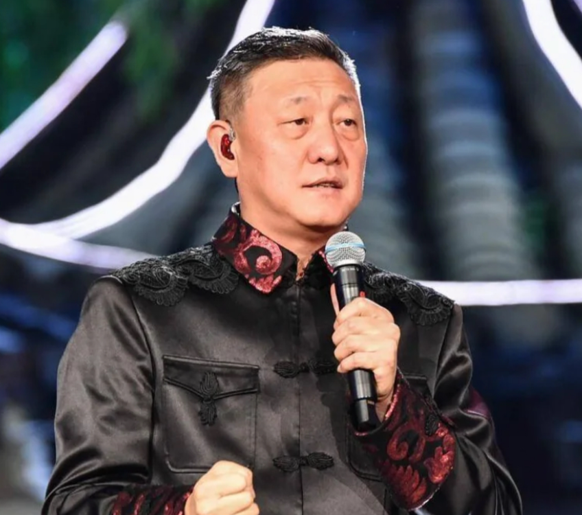 韩磊的做法太聪明了！
不愧是老艺术家！
女方事情一曝光，他立马果断选择报帽子叔叔