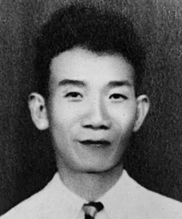 1919年，23岁的郁达夫去逛青楼，想要发泄一晚，对老鸦说：“给我找一个年纪最大