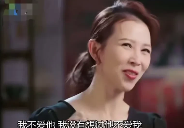 蔡少芬说刚开始她是不喜欢张晋的，
因为年轻的时候很多男生都喜欢她。
张晋给她的感
