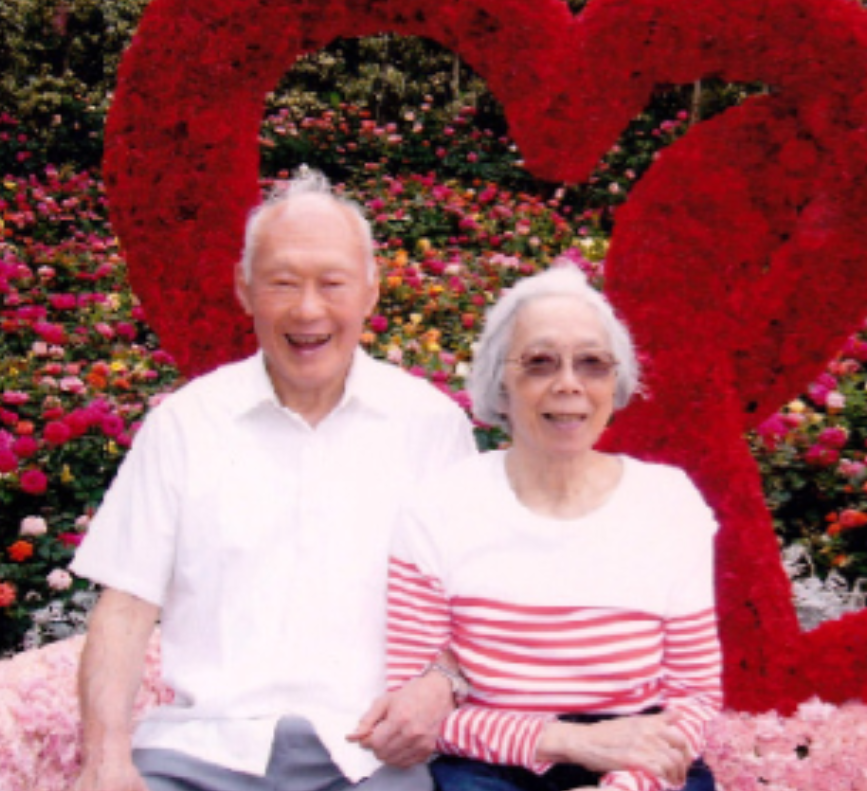 1946年秘密结婚，相伴63年妻去世，葬礼上李光耀两次吻别感动世人。

在二战的