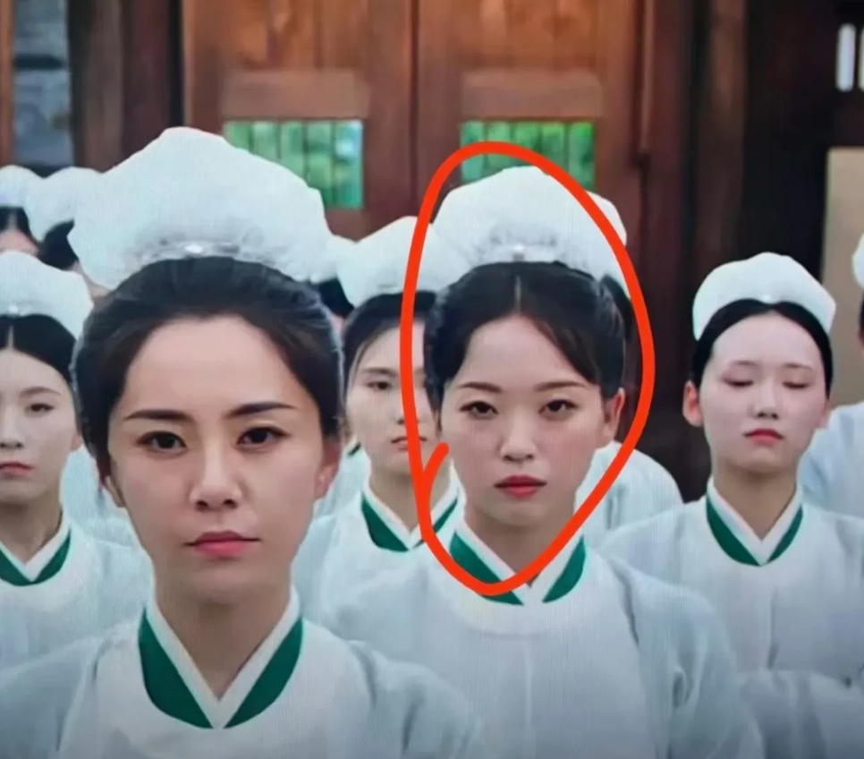 短剧演员为什么不愿意演长剧，说白了就是因为胜任不了呗。

因为他们的颜值和演技只