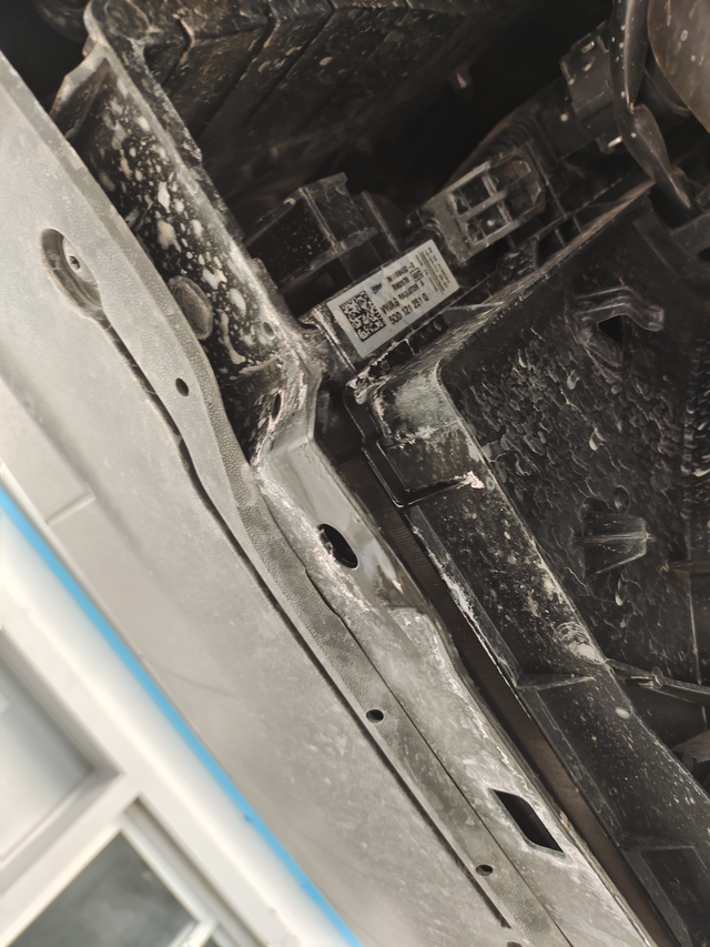 速腾水箱漏水
无意中发现水箱漏水，目前安全行驶一万六千公里，去4儿子店说订货得三