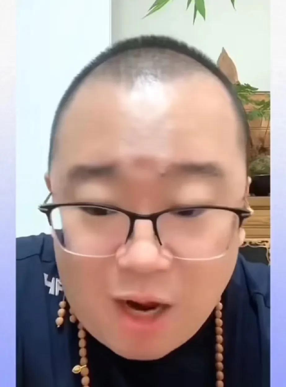 万没想到给郑好带货提建议的竟然是离开德云社的戴九安。他说郑好带货必然会引起同事们