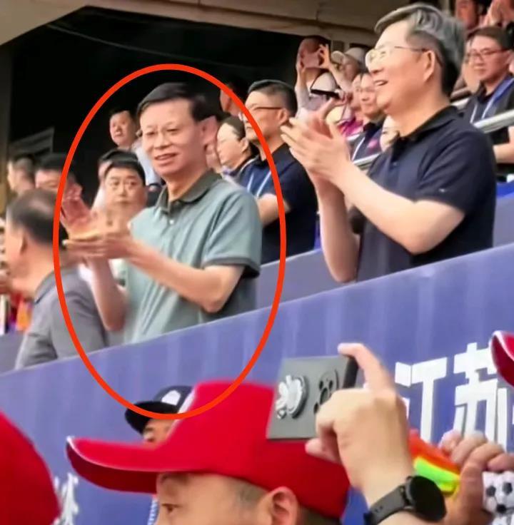 什么叫做“群众的运动群众做主”？
苏超告诉你答案
一把手看球，不致辞，不讲话，那