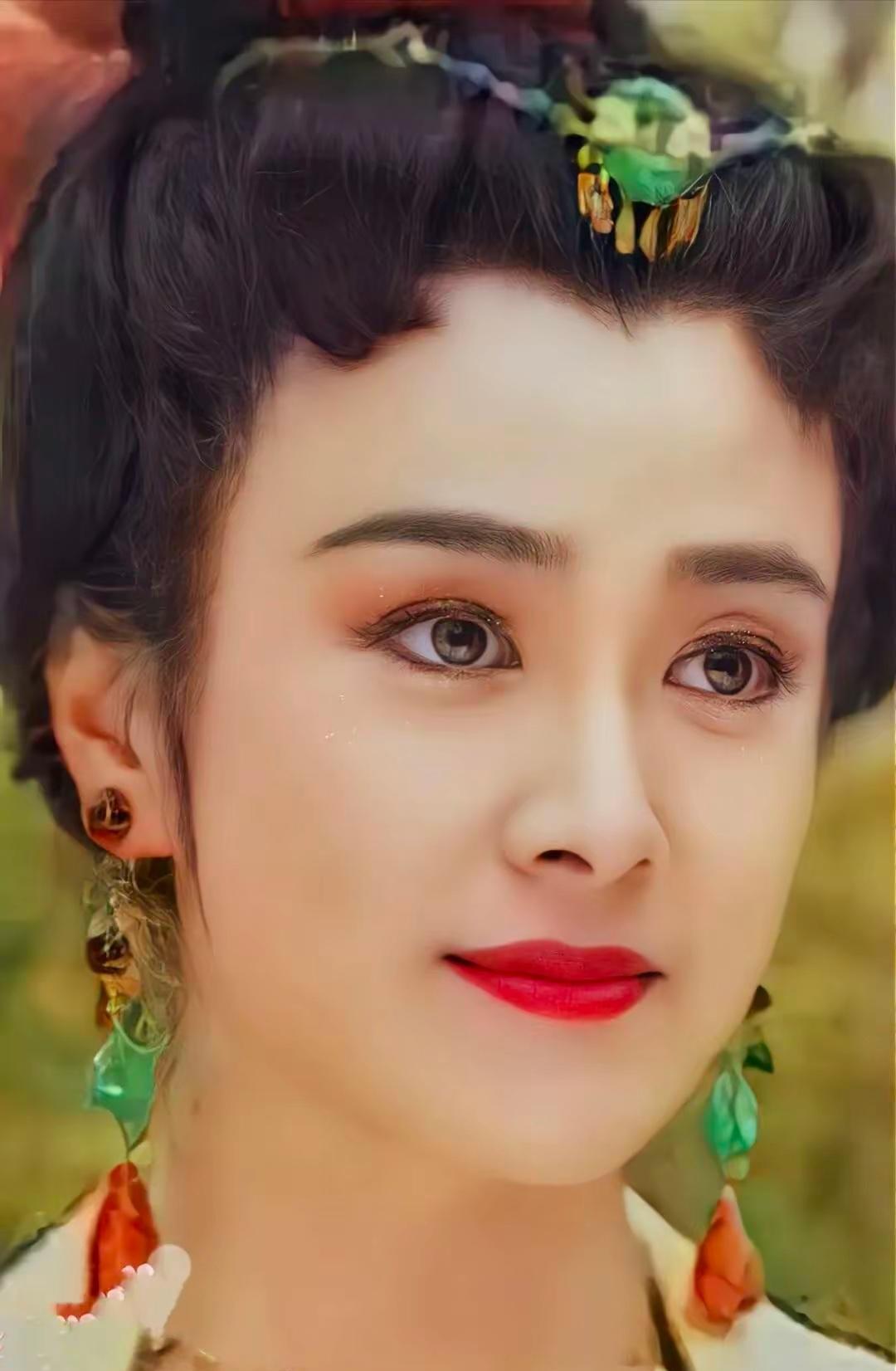 傅艺伟当年饰演杨吉儿这个角色，惊艳了无数人的青春！
尤其那回眸一笑，真是千娇百媚