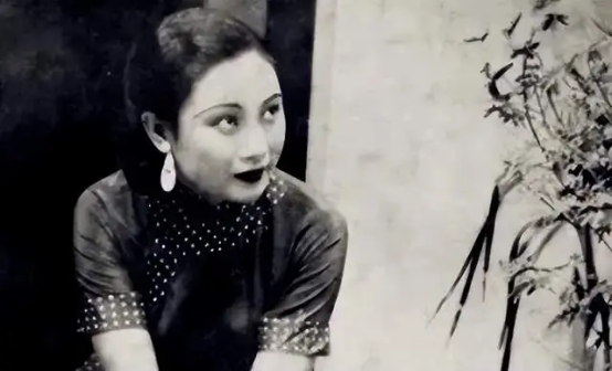 1938年，电闪雷鸣的晚上，41岁的戴笠对学生余淑衡说：“你来我房里处理一份文件