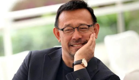 2018年，姜文母亲病重，他去世前把姜文叫到身旁，拿出一个牛皮纸信封，打开一看才