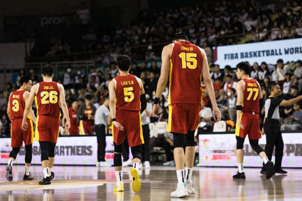 中国男篮客场76-90不敌韩国男篮。
赛后，据多位篮球媒体人透露，中国男篮赛后在